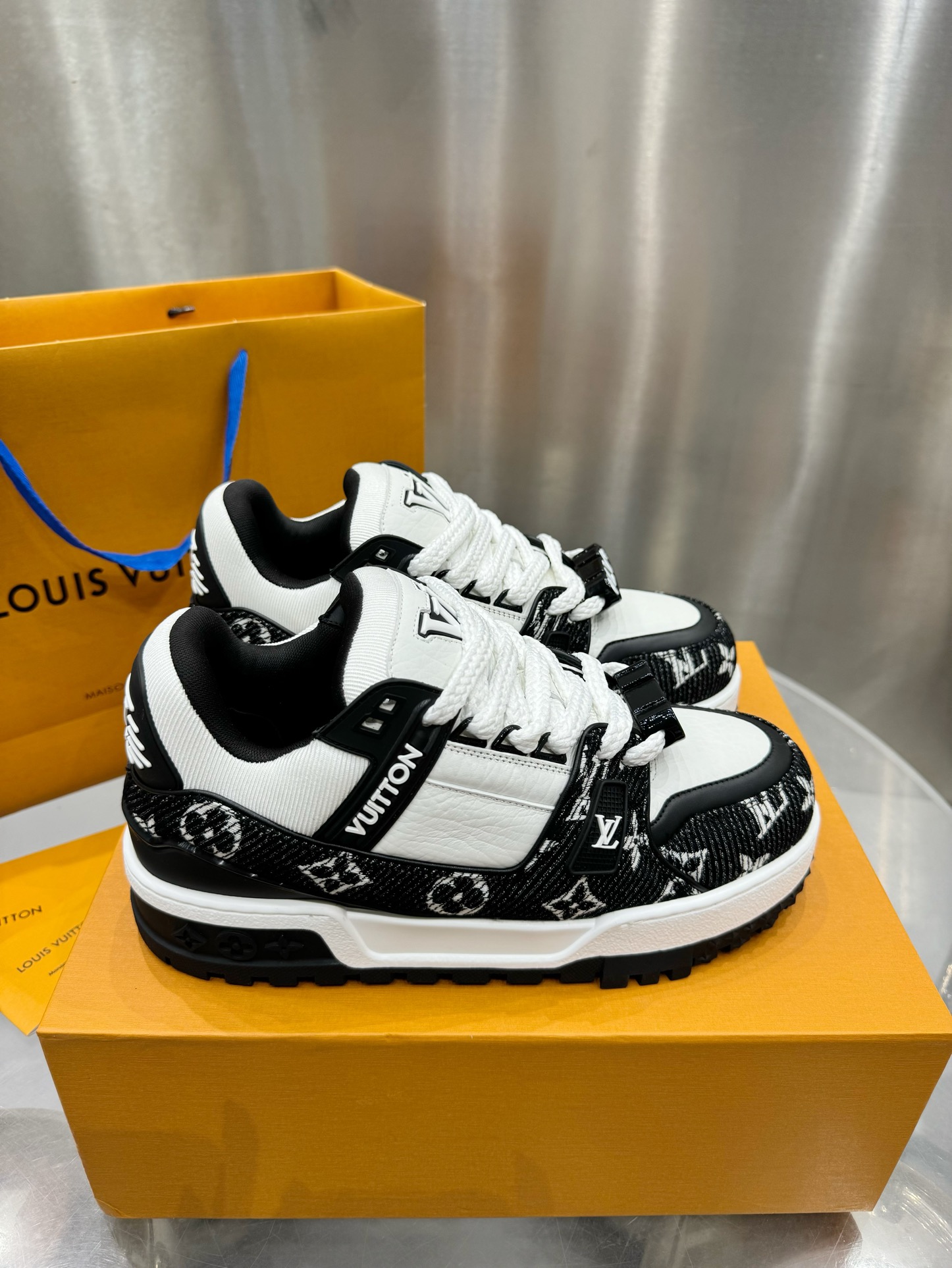 LV Trainer Maxi Sneaker 1ACXAG